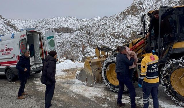 Kapalı yol açıldı, 14 yaşındaki Gülsüm sağlık ekiplerine ulaştırıldı