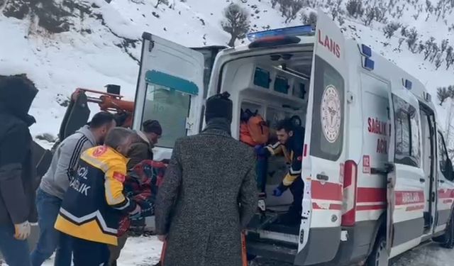 Karla kapalı yol 6 saat sonra açıldı, 63 yaşındaki hasta tedavi için hastaneye ulaştırıldı