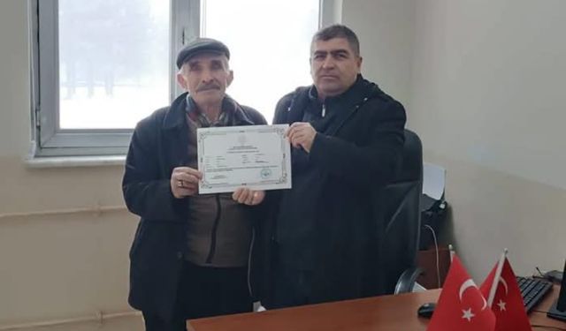 Malatyalı dededen azmin zaferi: 82 yaşında okuma-yazma kursunu başarıyla tamamladı