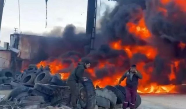 Mersin'de lastik deposunda yangın