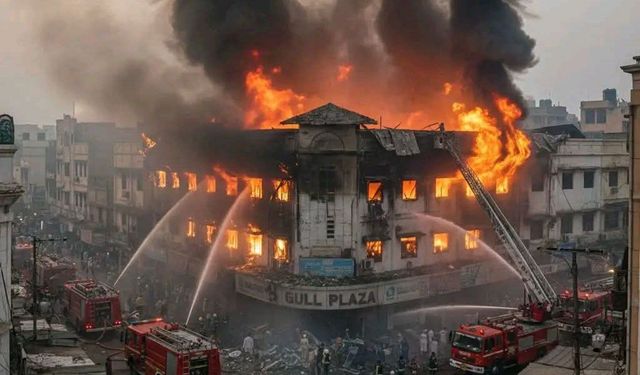 Pakistan'da AVM yangınında ölü sayısı 14'e yükseldi