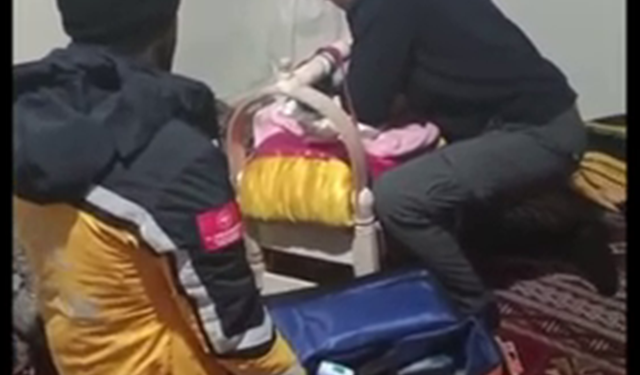 Siirt’te karla kaplı yollarda zamanla yarış: mahsur kalan aile ve yeni doğan bebek kurtarıldı