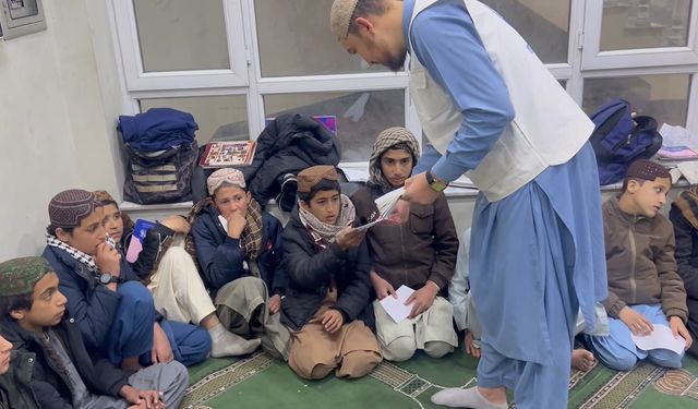 Yetimler Vakfı Afganistan'da yetim çocuklara yetim aylığı dağıttı