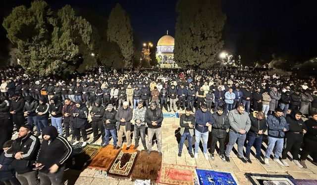 50 bin mümin tüm kısıtlamalara rağmen Mescid-i Aksa'da saf tuttu
