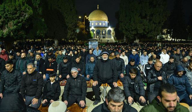 60 bin mümin Aksa'da: İşgalcilerin engellerine rağmen Mescid-i Aksa doldu