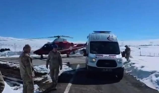 Bingöl'de zorlu kış şartlarında ambulans helikopterli sağlık müdahalesi