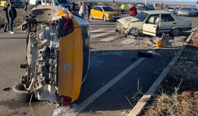 Diyarbakır'da taksi ile otomobil çarpıştı: 2 yaralı