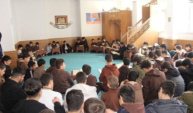 İmam hatipliler okul mescidlerinde mukabele halkalarında buluşuyor