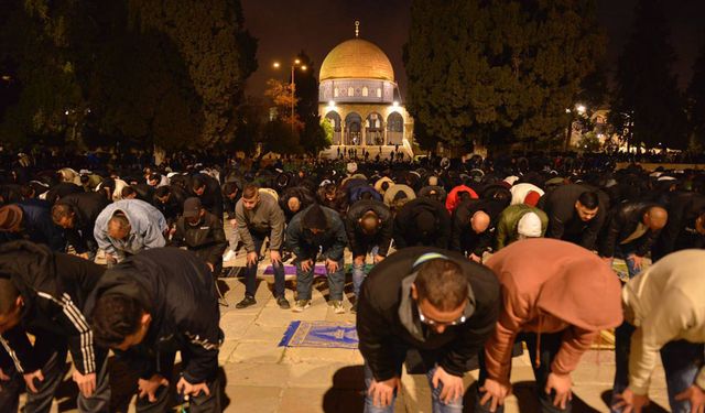 İşgalcilerin baskısına rağmen Aksa'da 60 bin kişilik direniş