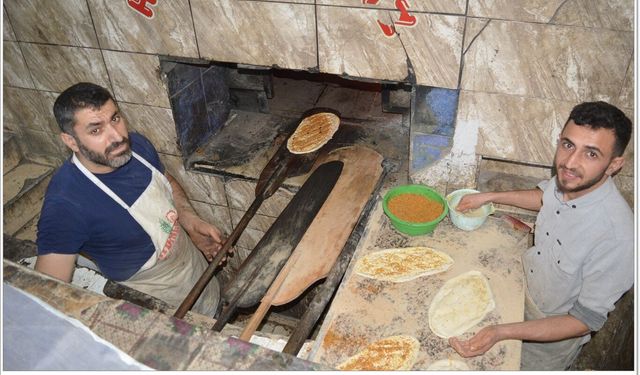 Ramazanın bereketi fırınlardaki pide kuyruklarına da yansıyor