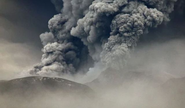 Şiveluç Yanardağı, 11,5 km yüksekliğe ulaşan kül püskürttü
