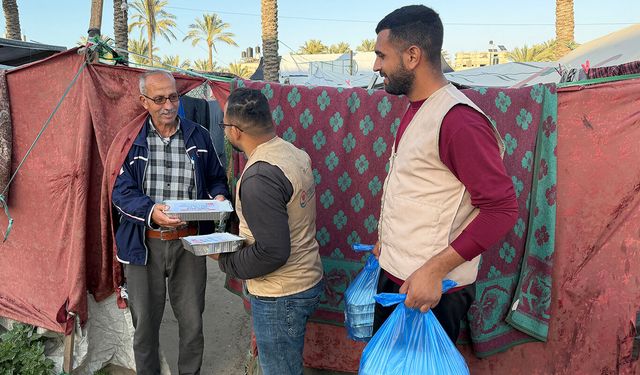 Yetimler Vakfı Gazze'de sıcak yemek seferberliğine devam ediyor