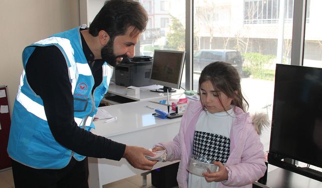 7 Yaşındaki Zeynep'ten Gazze'deki yetimlere anlamlı bağış