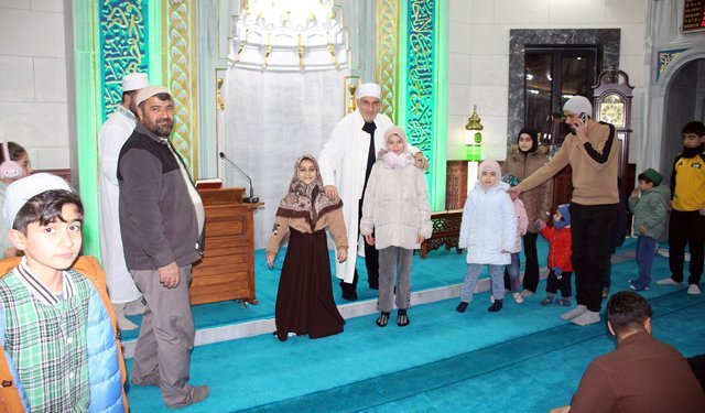 Ağrı’da Ramazan ayının neşesi, minik ellere tatlı ikramı yapılıyor