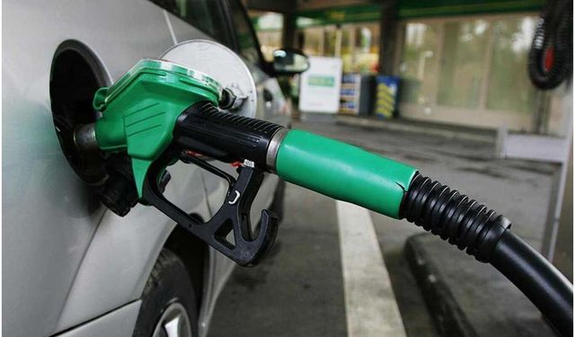 Akaryakıta çifte indirim: Benzin ve motorin fiyatları geriledi