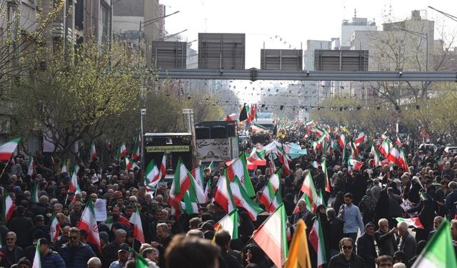 İran'da Dena müretteabatı ile Laricani için cenaze töreni düzenleniyor