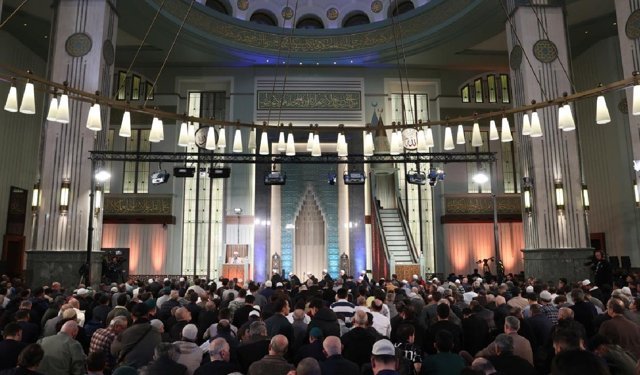 Kadir Gecesi tüm yurtta dualarla idrak edildi