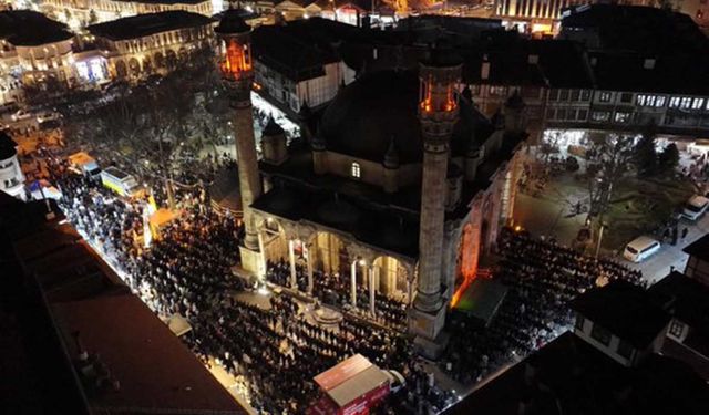 Konya’da Kadir Gecesi camilerde yoğun katılımla ihya edildi