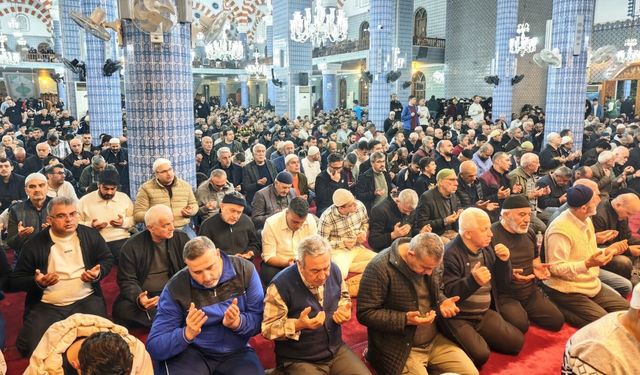 Mersin’de Kadir Gecesi dualarla ihya edildi