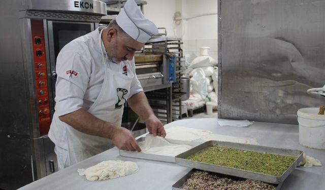 Pastanelerde gece gündüz bayram yoğunluğu mesaisi 