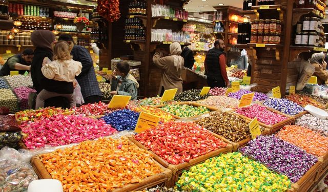 Rengârenk bayram şekerleri tezgâhlarda yerini aldı