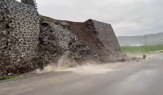 Şırnak'ta istinat duvarı yağışa dayanamadı