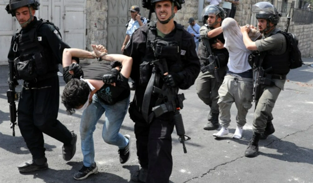 Batı Şeria'da gece baskınları: İşgalciler onlarca genci esir aldı