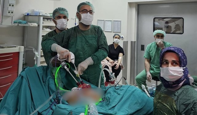 Bingöl Devlet Hastanesi'nde bir ilk: Hastalar dikiş izi kalmadan sağlığına kavuşuyor.