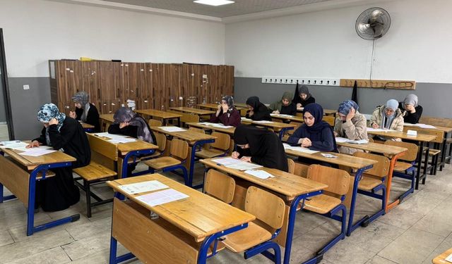 Gençler umre yolunda bilgiyle yarıştı