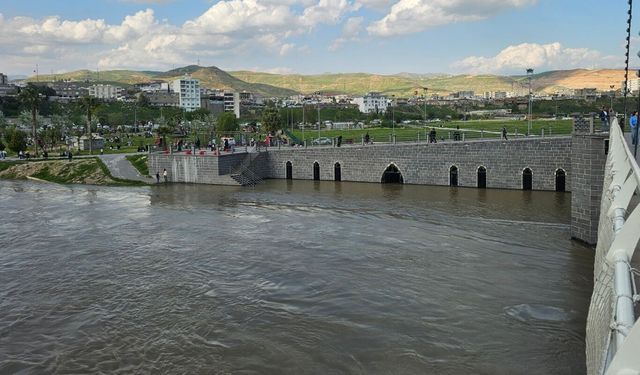 Ilısu Barajı'nda kapaklar açıldı: Cizre'de su seviyesi yükseldi