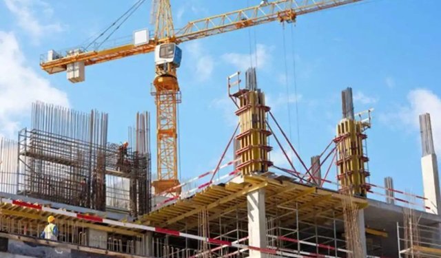 İnşaat çalışması nedeniyle yan binanın duvarı yıkıldı