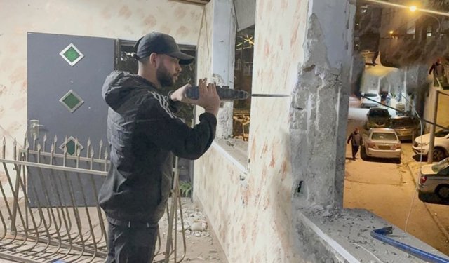 İşgalciler, Kudüslü aileyi evini yıkmaya zorladı