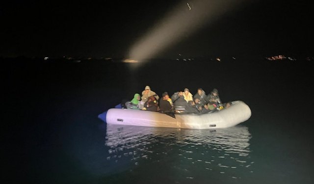 İzmir açıklarında 25 düzensiz göçmen yakalandı