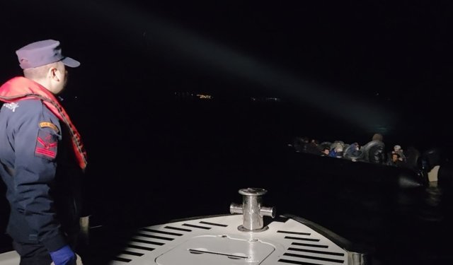 İzmir açıklarında 33 düzensiz göçmen yakalandı