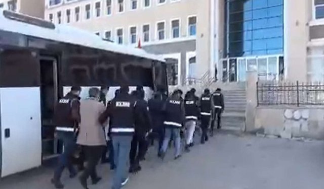 İzmir'de arama kaydı bulunan 92 kişi yakalandı
