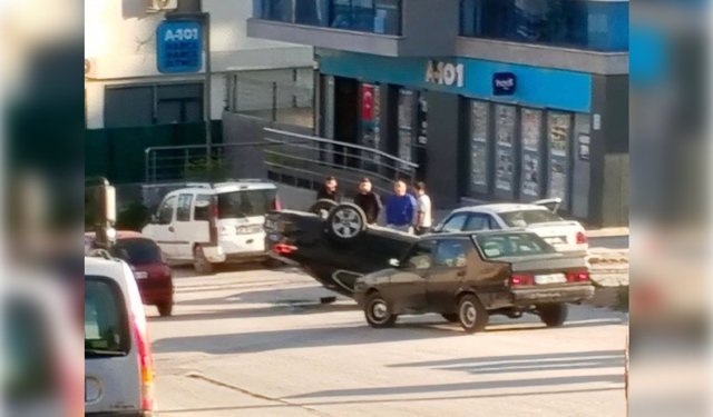 İzmir'de iki aracın karıştığı kazada bir sürücü hafif yaralandı