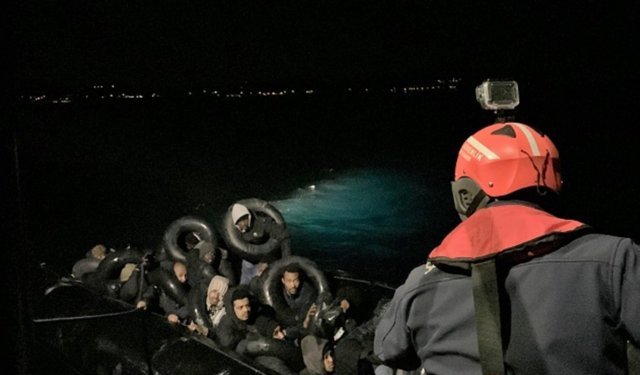 İzmir'de lastik bottaki 31 düzensiz göçmen yakalandı