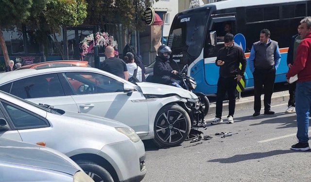 İzmir'de maddi hasarlı zincirleme kaza