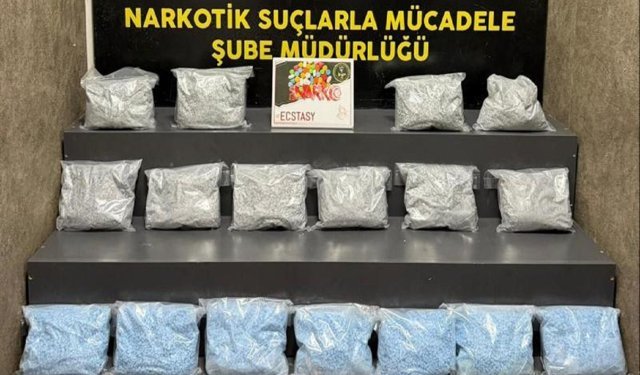 İzmir'de narkotik operasyonu: 101 bin 520 uyuşturucu hap ele geçirildi