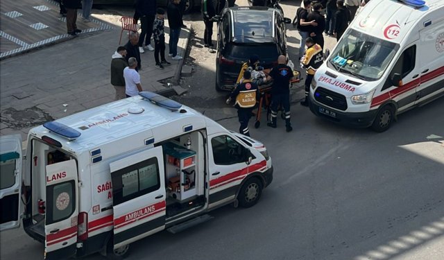 Mardin'de motosiklet otomobile çarptı: 3 yaralı