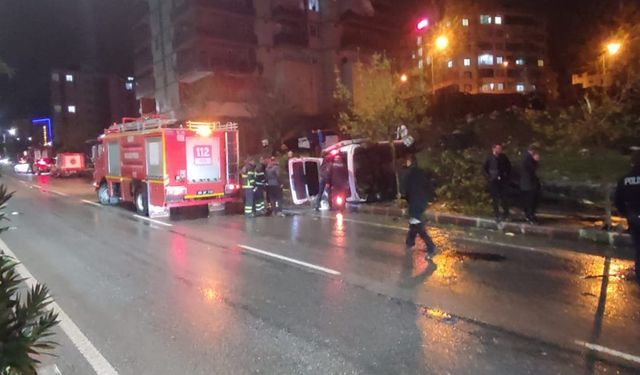 Siirt'te düğünden dönenleri taşıyan kamyonet devrildi: 3 yaralı
