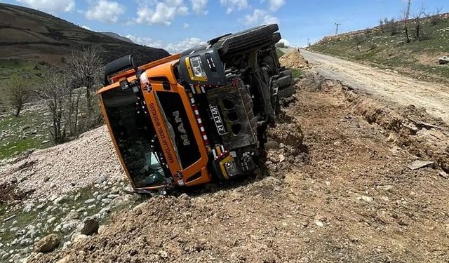 Siirt'te karayollarına ait kamyonet devrildi: Bir yaralı