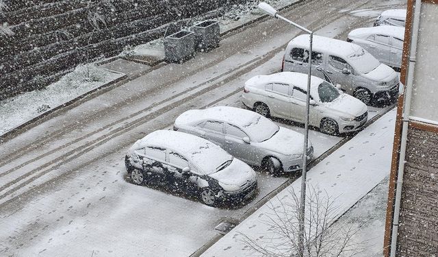 Şırnak'ta yağan kar sonrası şehir beyaza büründü