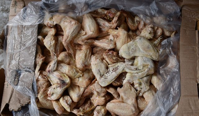 Tavuk etleri piyasaya sürülmeden yakalandı