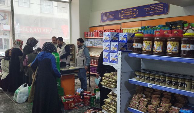Umut Kervanı Van'da 350 aileye yardım dağıttı