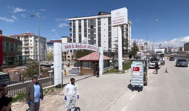Van'dan İran'a 6 tır tıbbi yardım daha gönderildi