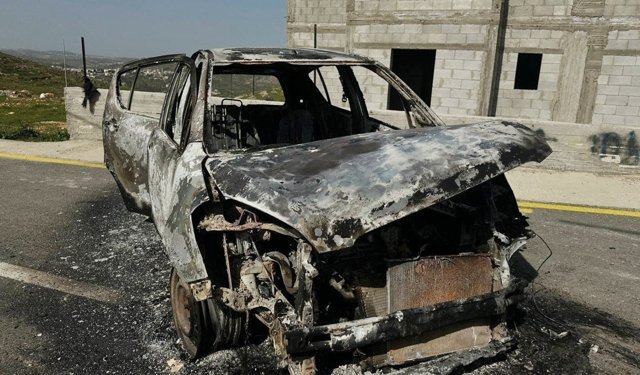 Yahudi çeteler, Filistinlilerin ev ve araçlarını ateşe verdi