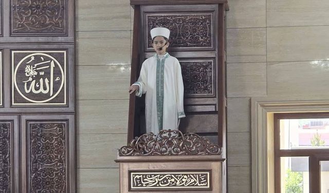 13 yaşındaki hafız minbere çıktı, cemaati mest etti
