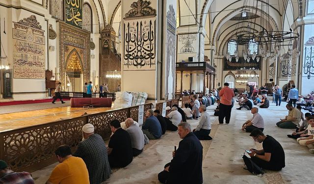 627 yıllık manevi mirası olan tarihi Bursa Ulu Camii'nin halıları değiştiriliyor