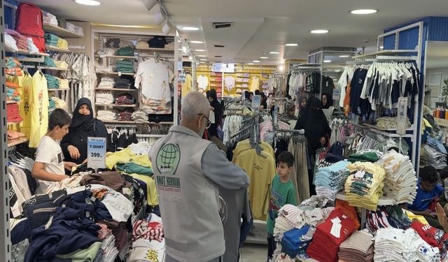 Adana Umut Kervanı yetim çocuklara giysi yardımında bulundu